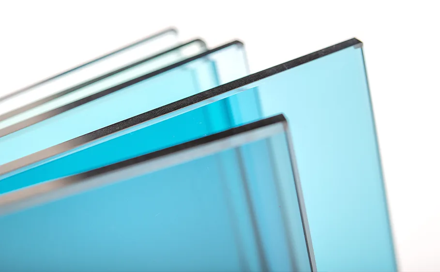 Cômodo com um espelho e um banco